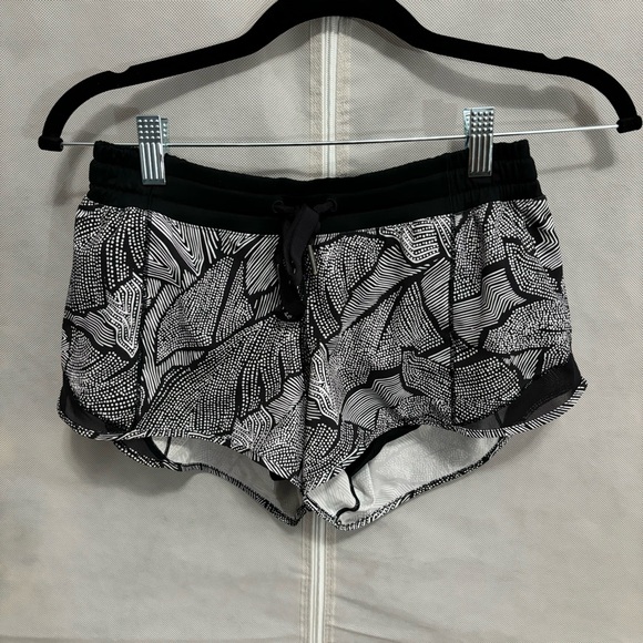 lululemon athletica Pants - Lululemon Athletica Size 6 2.5 inch inseam